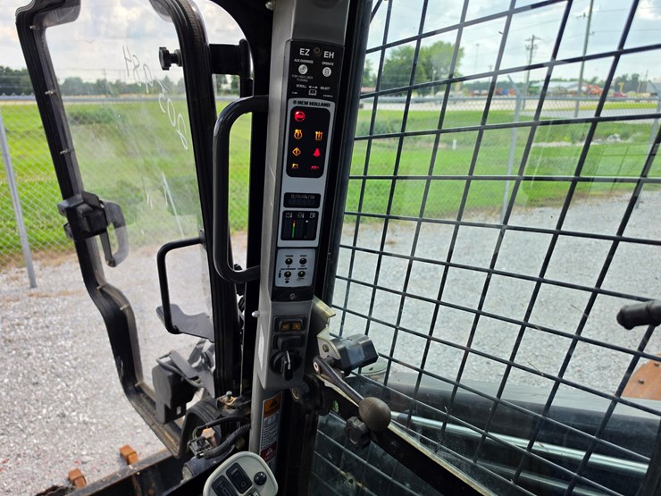 2016-new-holland-c232-image-10