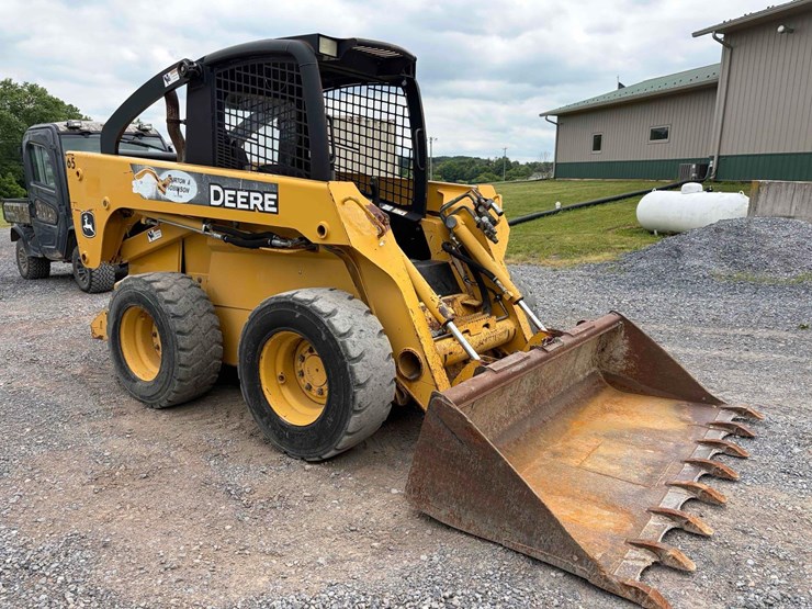 john-deere-325-image-3
