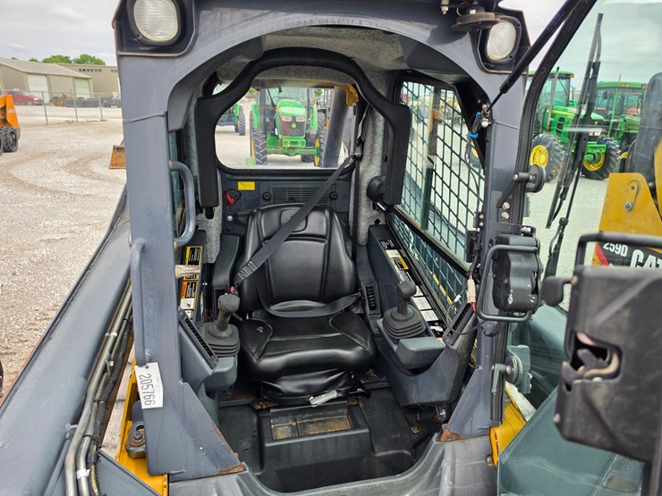 2015-deere-323e-image-7