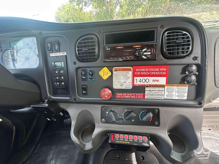 2019-freightliner-m2-106-image-51