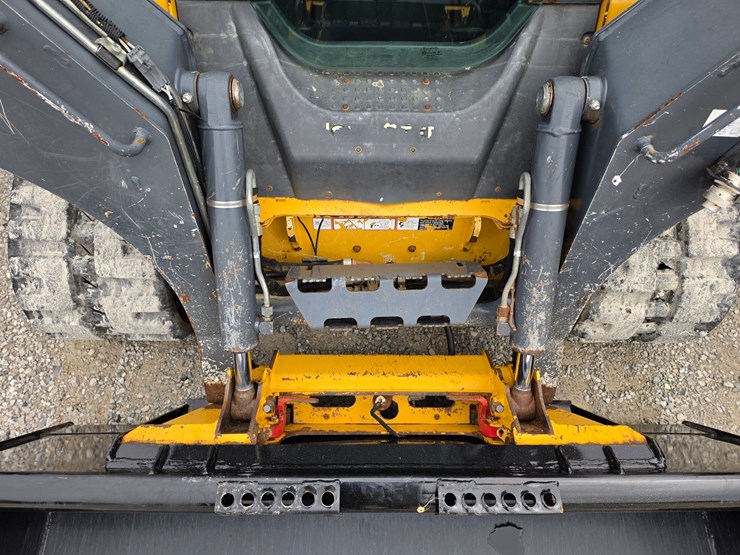 2015-deere-323e-image-5