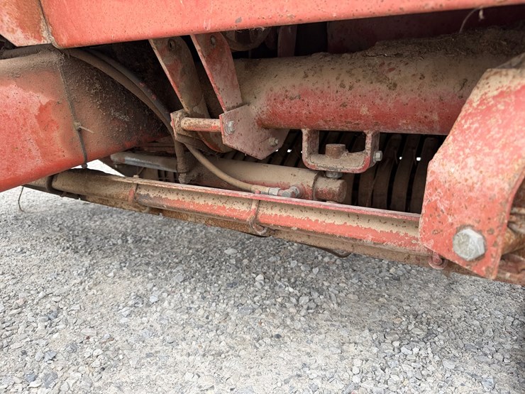 hesston-560-image-9