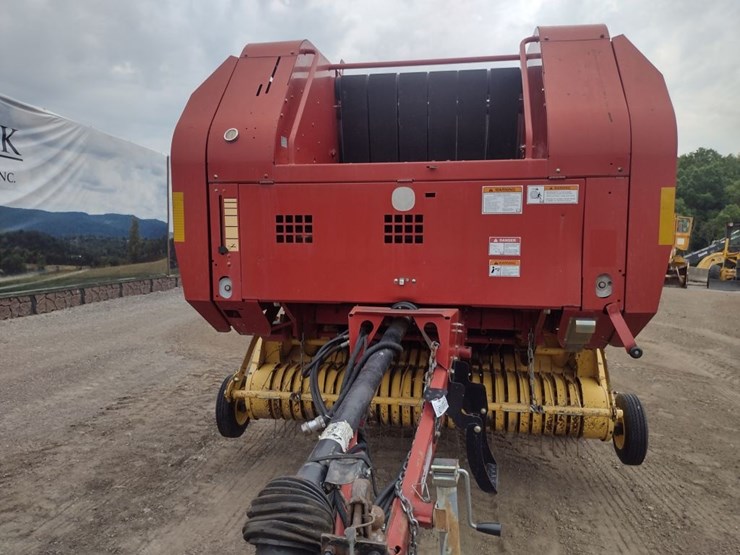 new-holland-br740-image-2