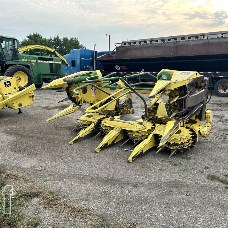 2003 JOHN DEERE 686