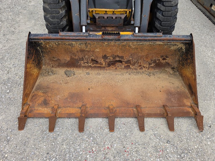 2013-deere-320d-image-3