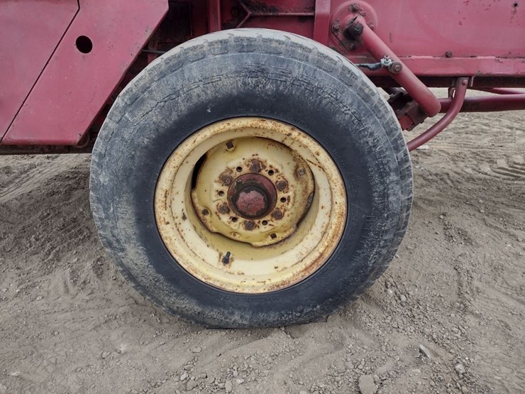 new-holland-320-image-7