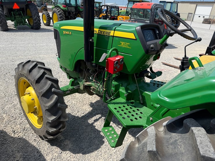 2011-john-deere-5065e-image-23
