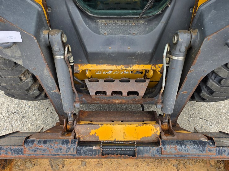 2013-deere-320d-image-5