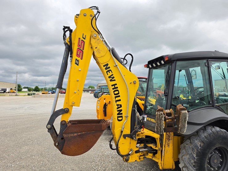 2022-new-holland-b95c-image-9