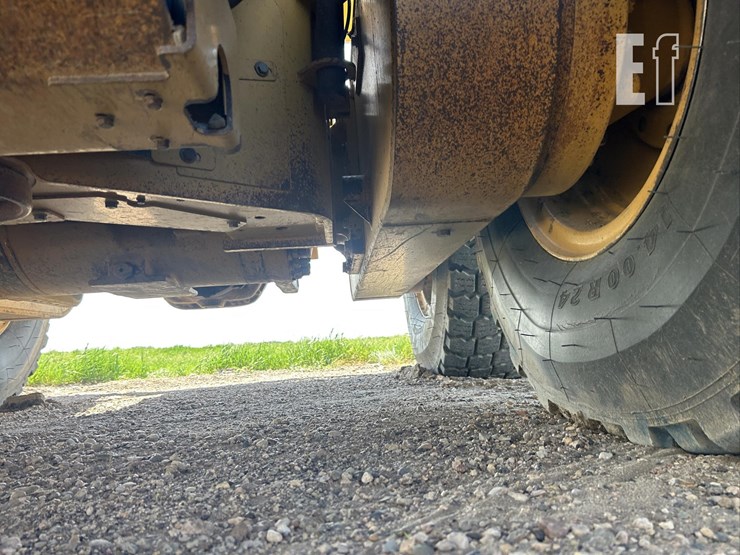 2011-caterpillar-140m2-awd-image-49