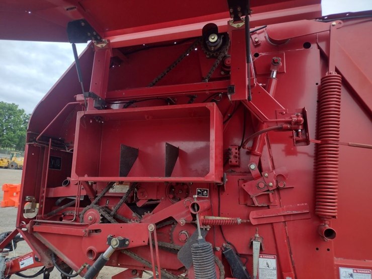 new-holland-br740-image-8