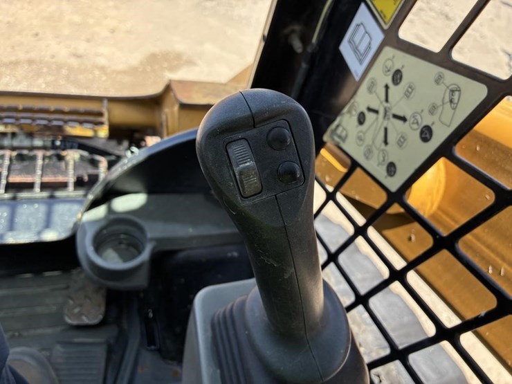 2020-caterpillar-289d3-image-17
