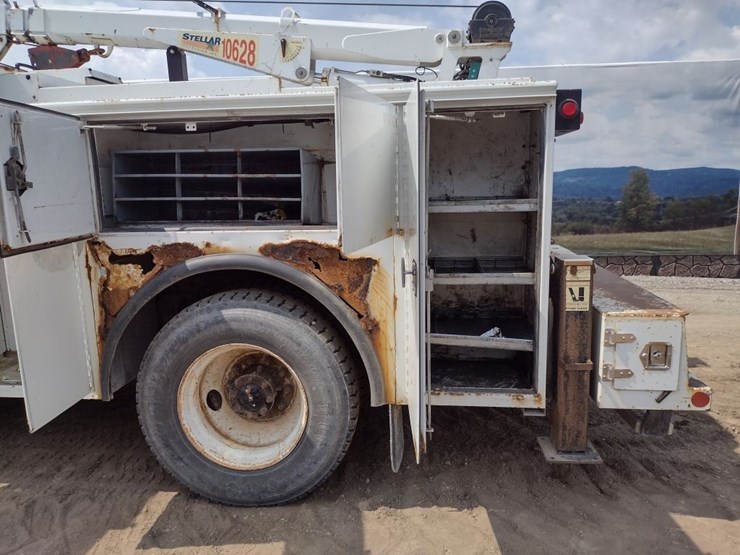 peterbilt-335-image-25