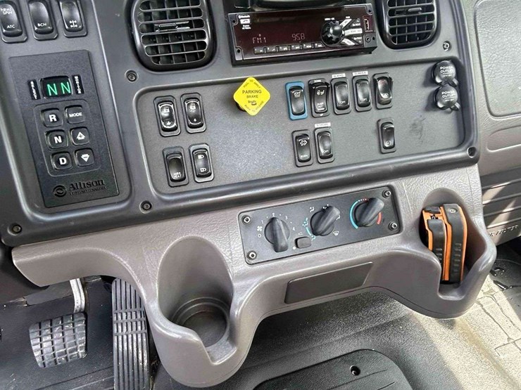 2018-freightliner-m2-106-image-71