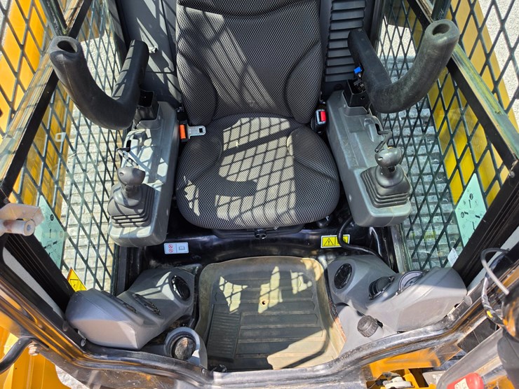 2020-caterpillar-299d3-image-9