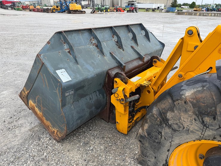 2014-jcb-541-image-3