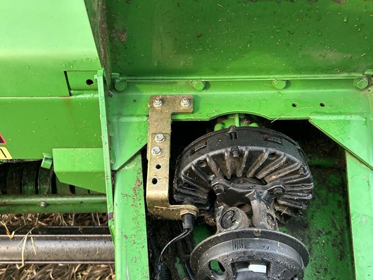 2010-john-deere-568-image-12