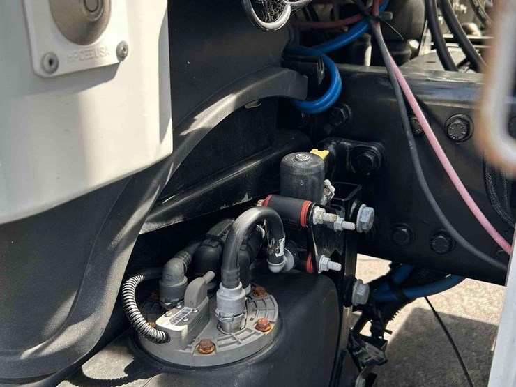 2019-freightliner-m2-106-image-19