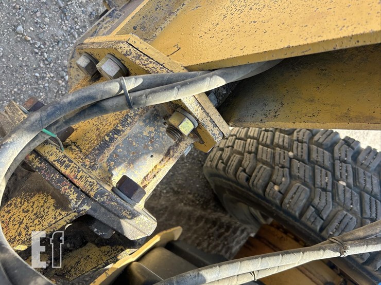 2011-caterpillar-140m2-awd-image-34