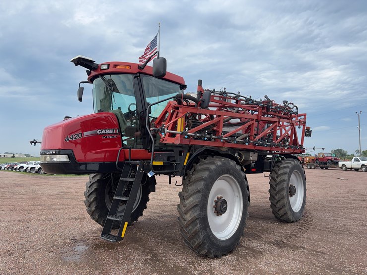2009-case-ih-4420-self-propelled-sprayer-image-1
