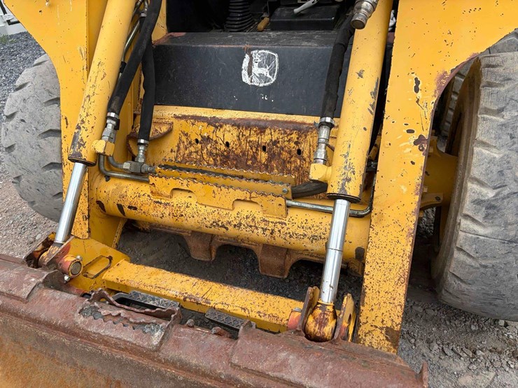 john-deere-325-image-9