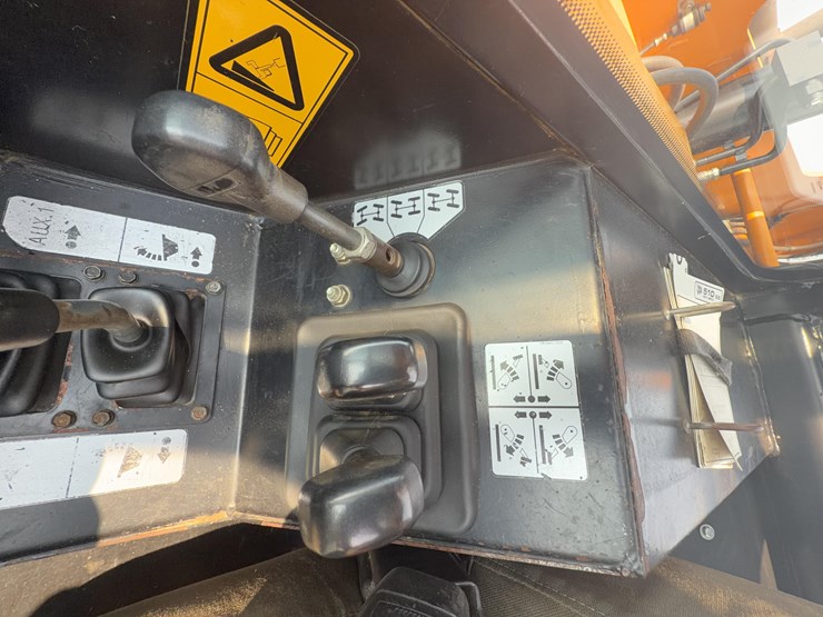 2011-jcb-510-56-image-43