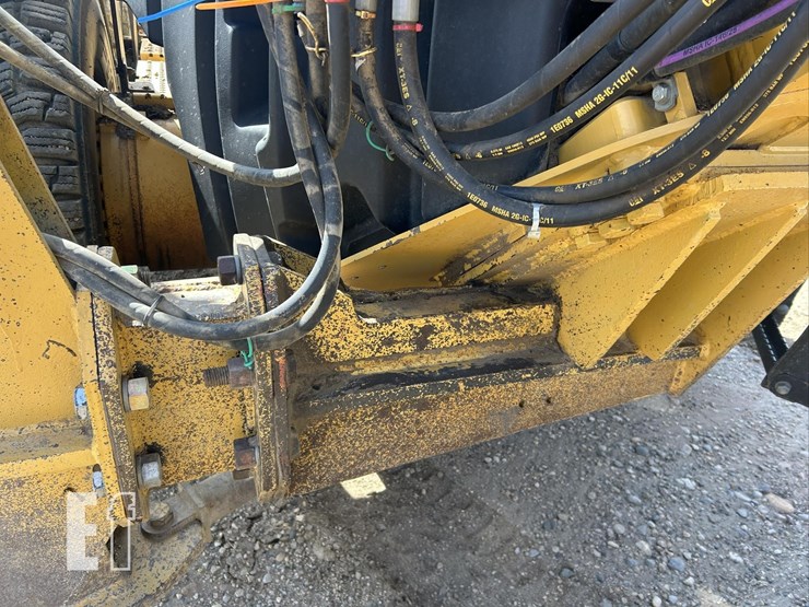 2011-caterpillar-140m2-awd-image-33