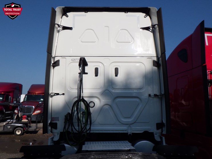 2022-freightliner-cascadia-126-image-10
