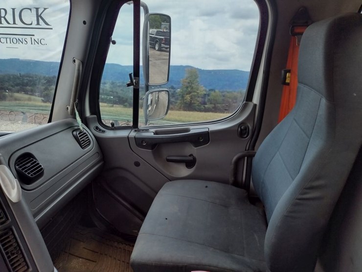 freightliner-114sd-image-10