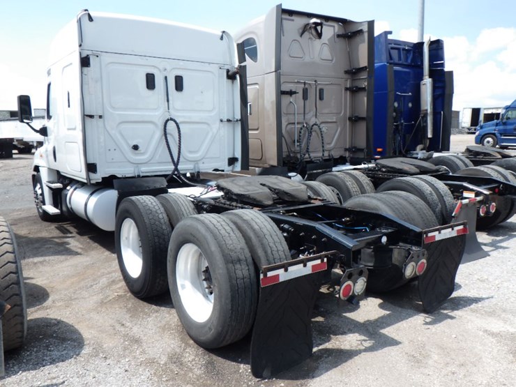 2017-freightliner-cascadia-125-evolution-image-11