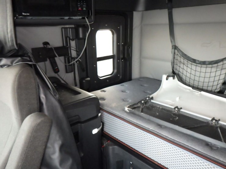2021-freightliner-cascadia-126-image-27