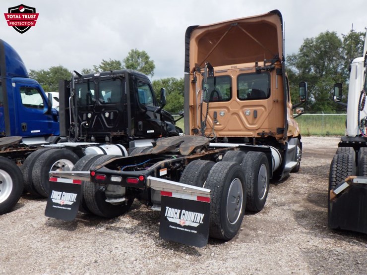 2020-freightliner-cascadia-126-image-8