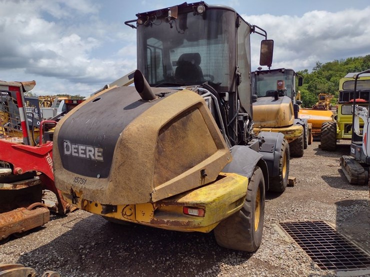 19-deere-324l-image-10