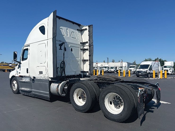 2023-freightliner-cascadia-126-image-2