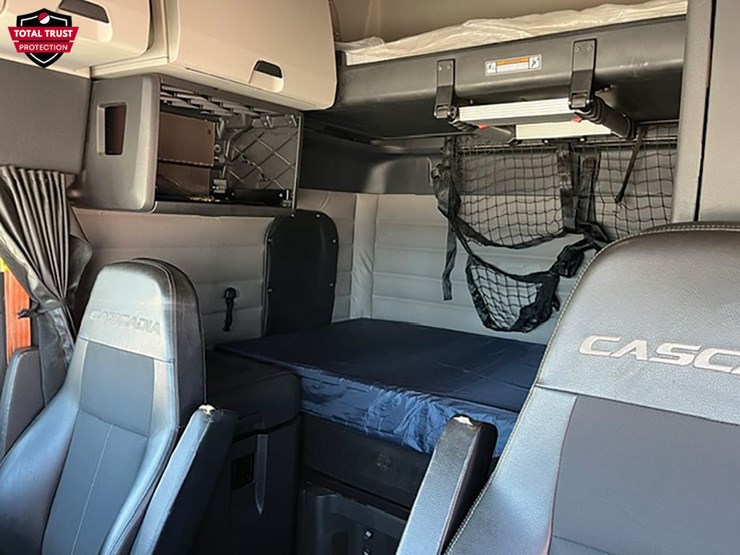 2020-freightliner-cascadia-126-image-4