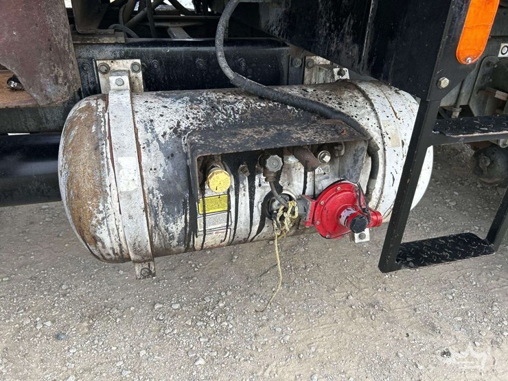 2011-peterbilt-337-image-22