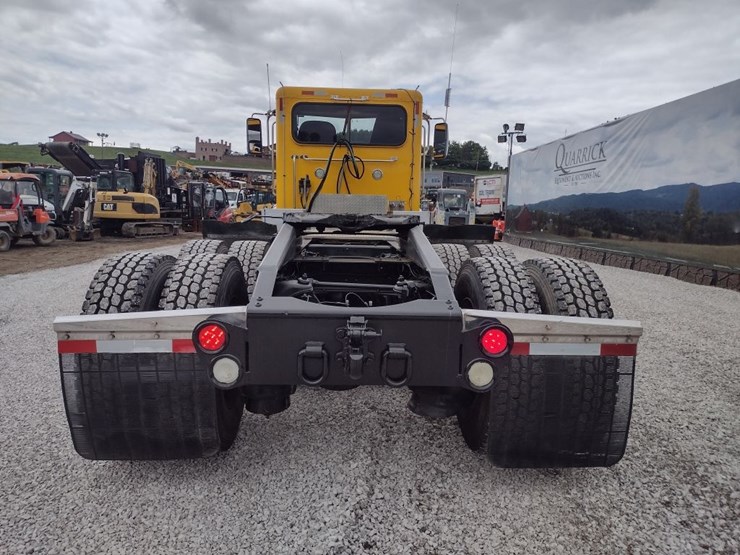 peterbilt-384-image-4