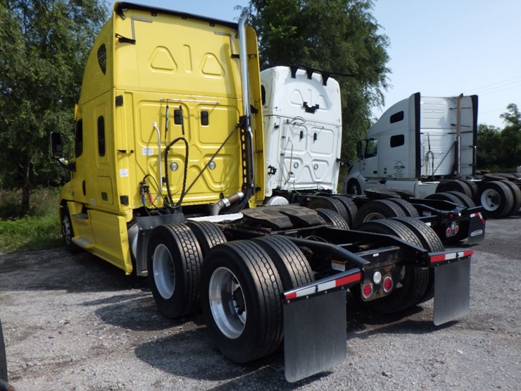 2014-freightliner-cascadia-125-image-11