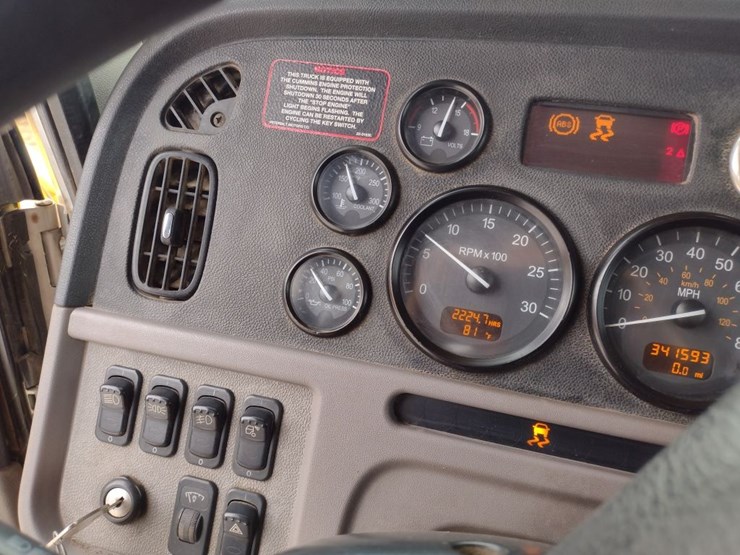 peterbilt-384-image-12