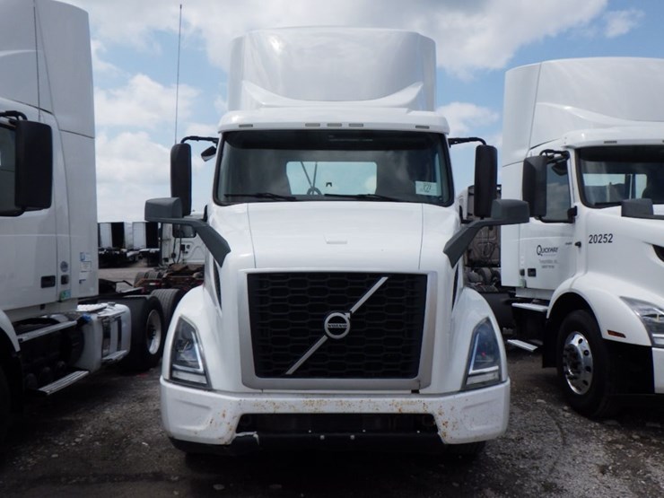 2020-volvo-vnr300-image-2