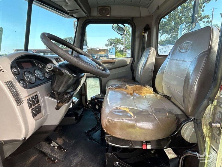 2011-peterbilt-337-image-12