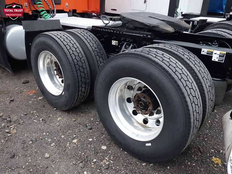 2023-peterbilt-579-image-16