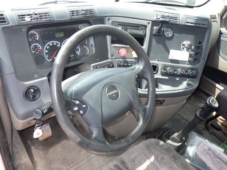 2015-freightliner-cascadia-125-image-20