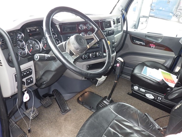 2017-peterbilt-579-image-19