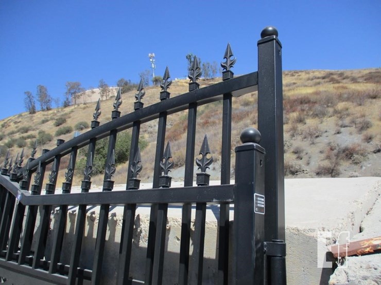 7'-x-20'-bi-parting-driveway-farm-gate-image-2