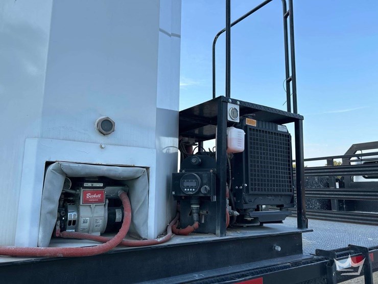2010-freightliner-m2-106-image-28