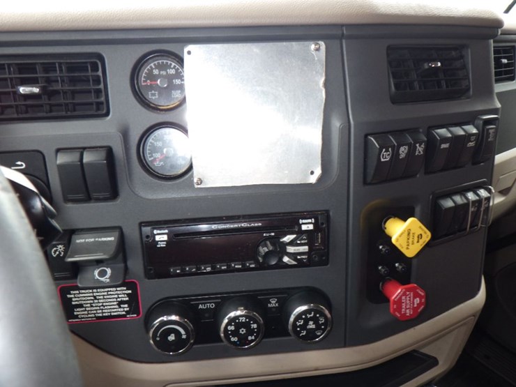 2019-peterbilt-579-image-21