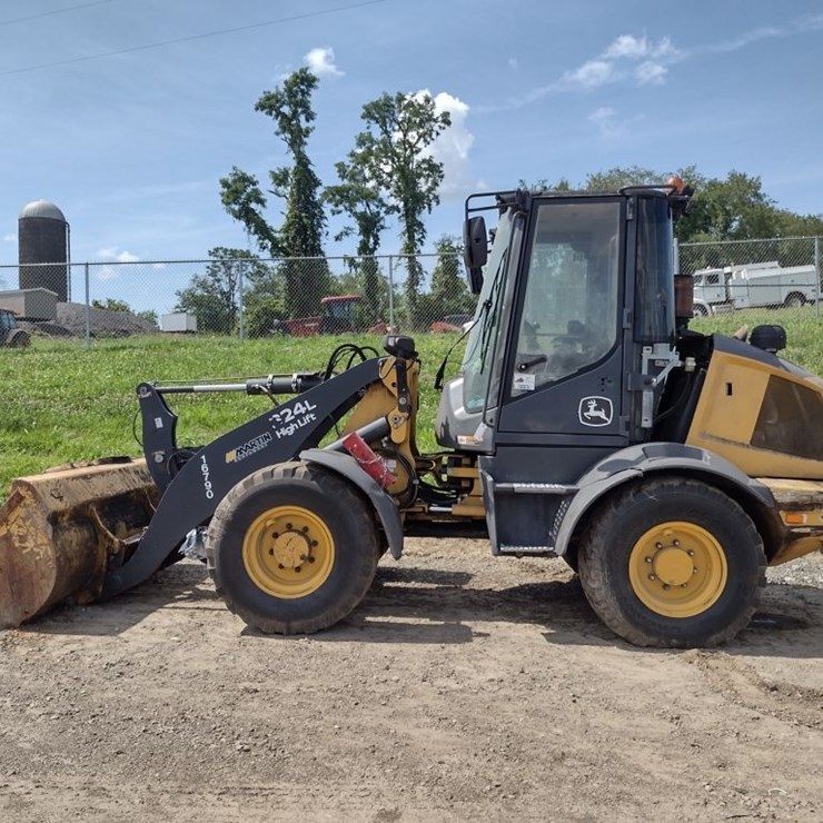DEERE 324L