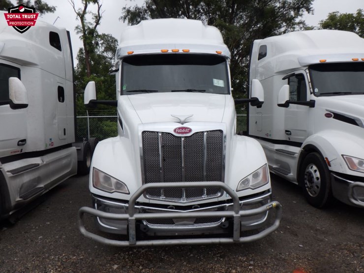 2022-peterbilt-579-image-2