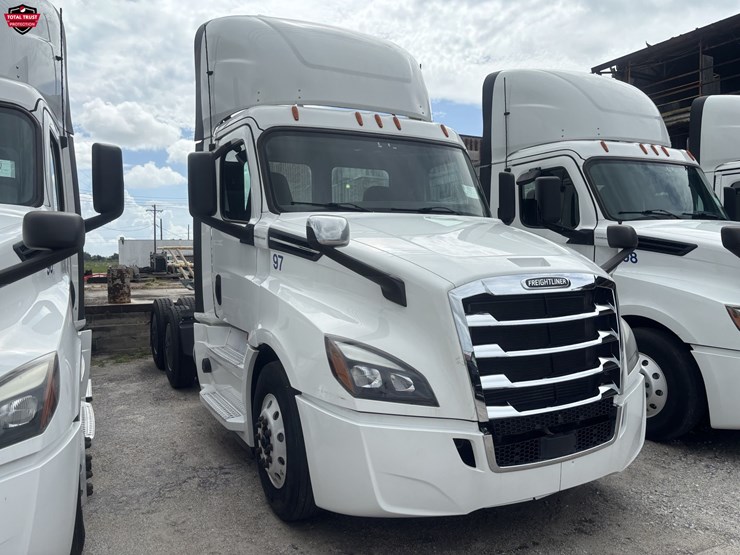 2020-freightliner-cascadia-126-image-3
